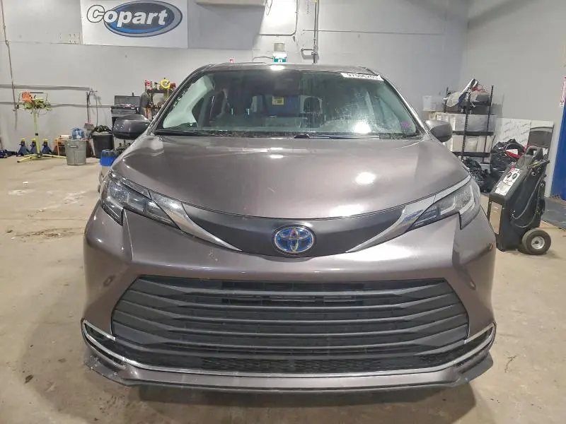 2021 TOYOTA SIENNA LE  
