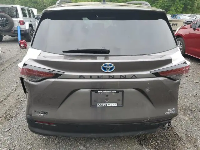 2024 TOYOTA SIENNA XLE