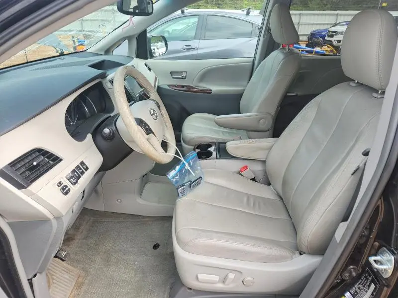 2014 TOYOTA SIENNA XLE 8-PASSENGER  
