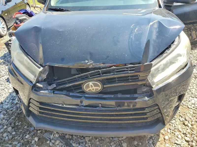 2018 TOYOTA HIGHLANDER SE  