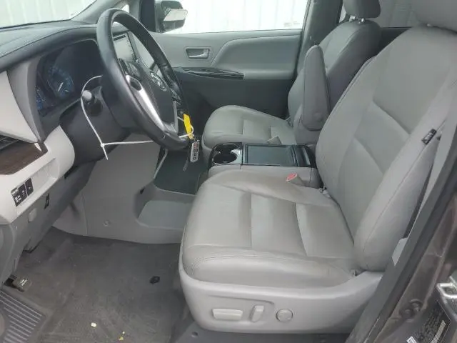 2019 TOYOTA SIENNA XLE  