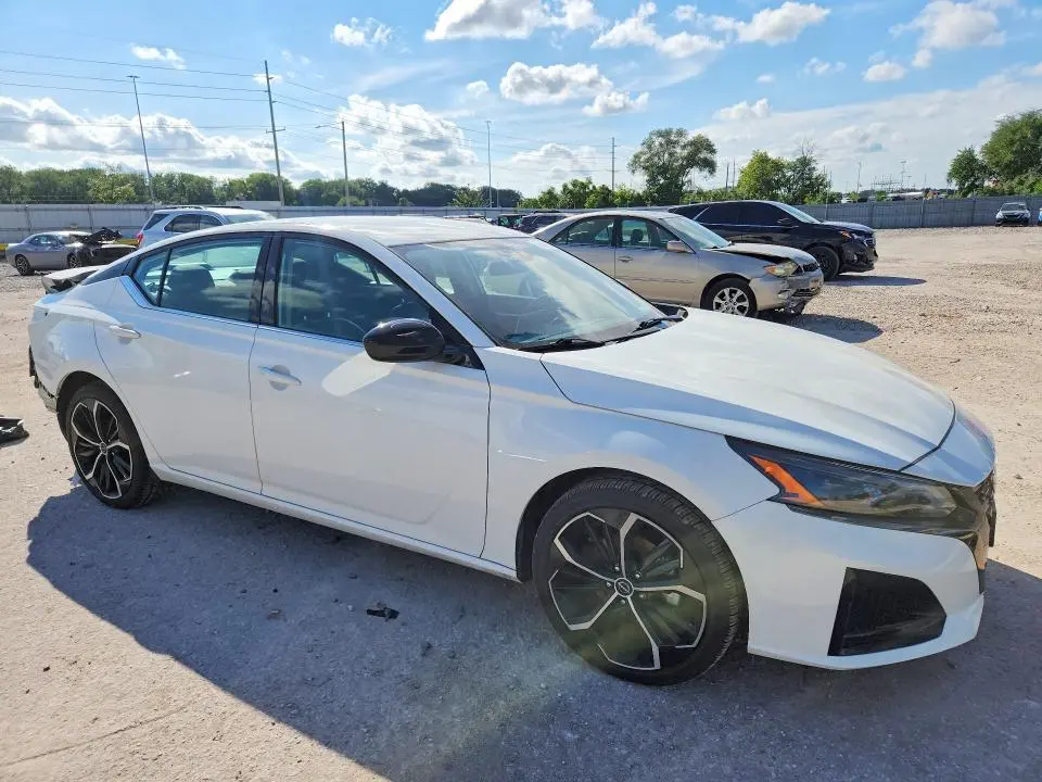 2024 NISSAN ALTIMA SR  