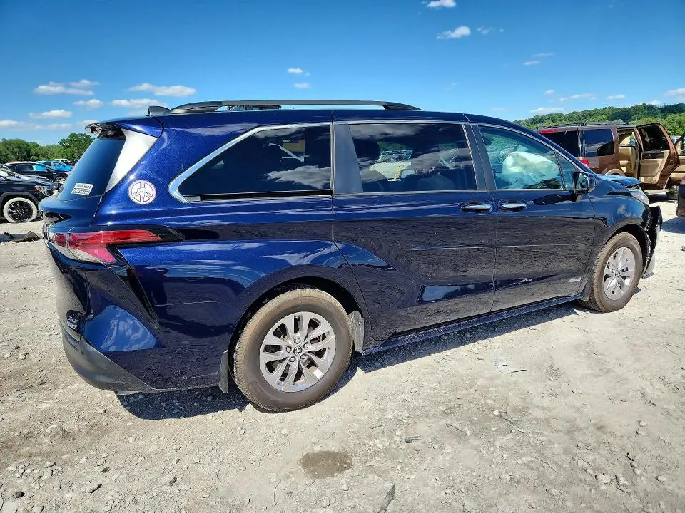 2021 TOYOTA SIENNA XLE  