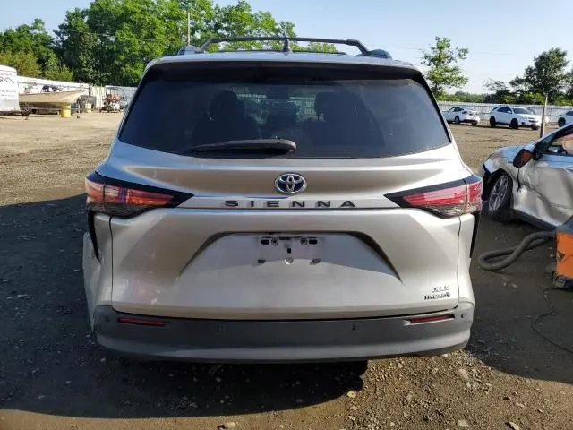 2022 TOYOTA SIENNA XLE  