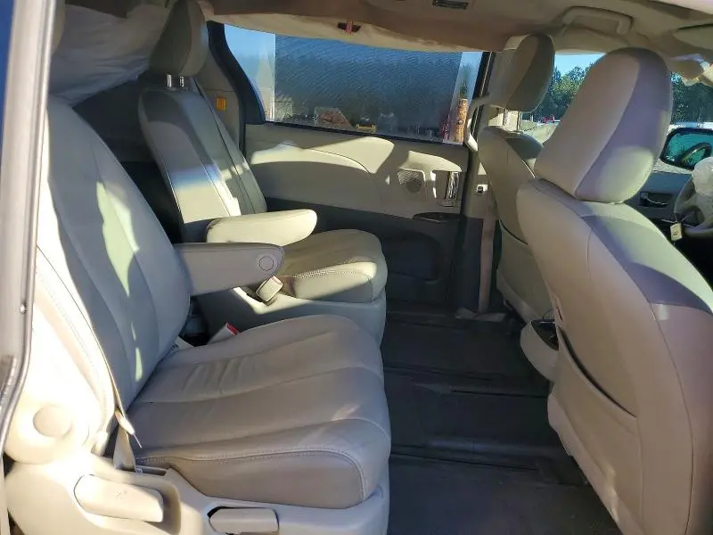 2013 TOYOTA SIENNA XLE  