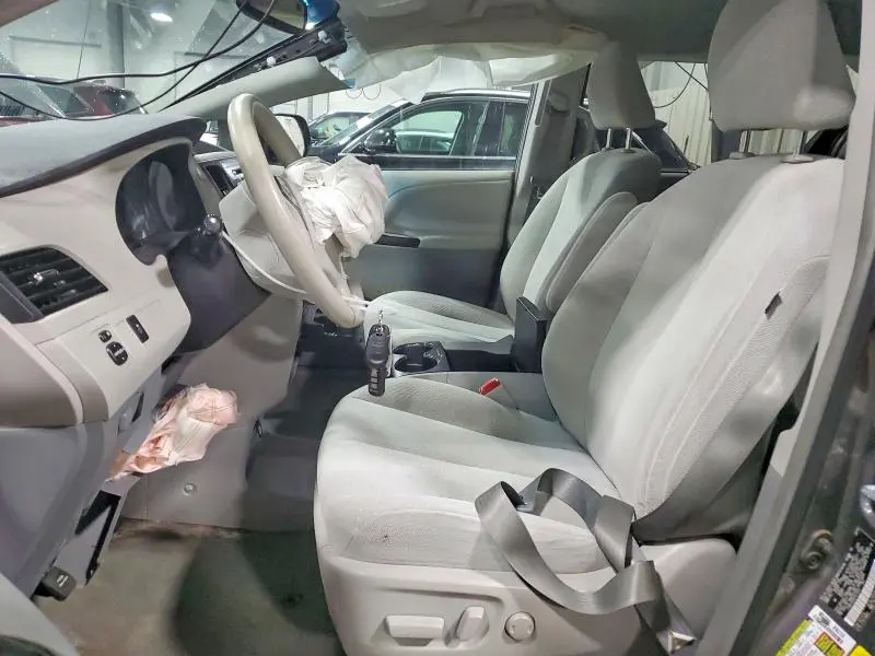 2014 TOYOTA SIENNA LE 8-PASSENGER  