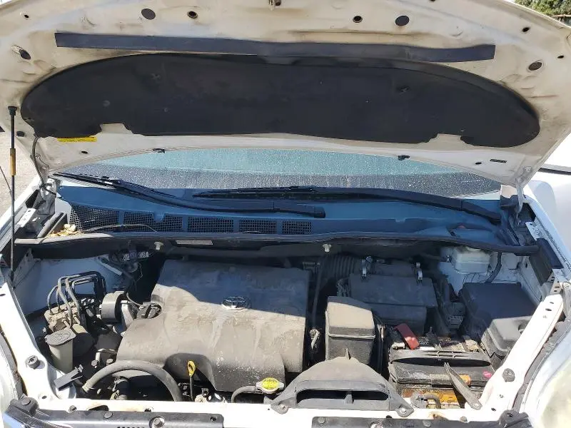 2013 TOYOTA SIENNA LE  