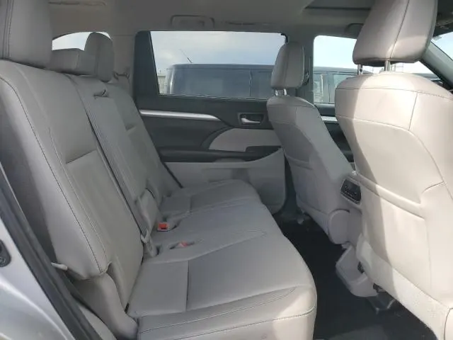 2018 TOYOTA HIGHLANDER SE  