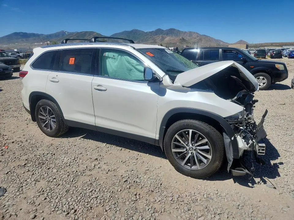 2019 TOYOTA HIGHLANDER XLE  