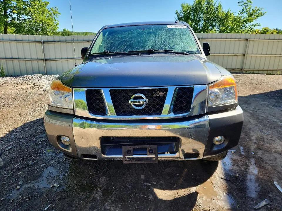2015 NISSAN TITAN SV  