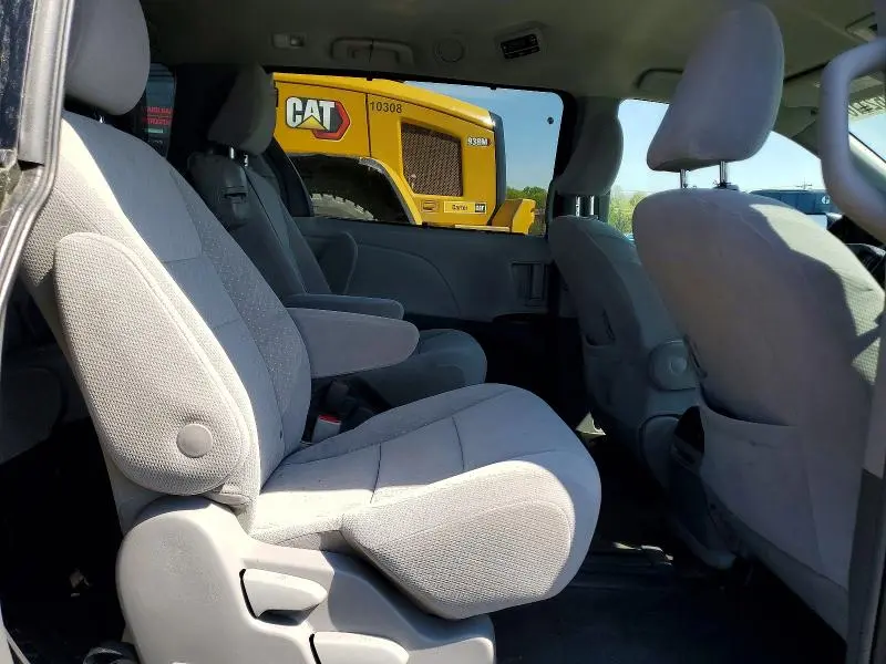2019 TOYOTA SIENNA LE  