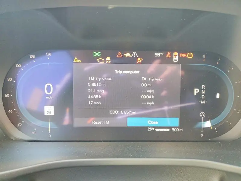 2025 VOLVO XC40 CORE  