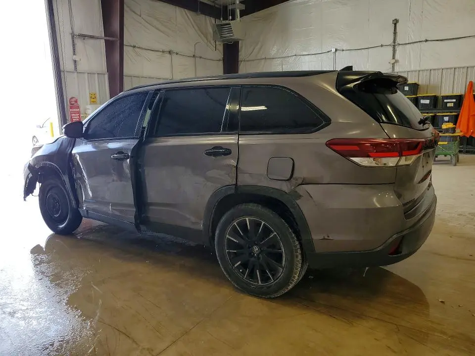 2019 TOYOTA HIGHLANDER SE  