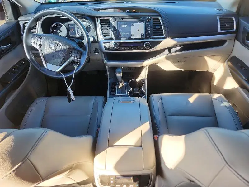 2019 TOYOTA HIGHLANDER SE  