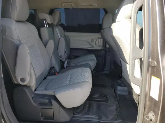2023 TOYOTA SIENNA LE  
