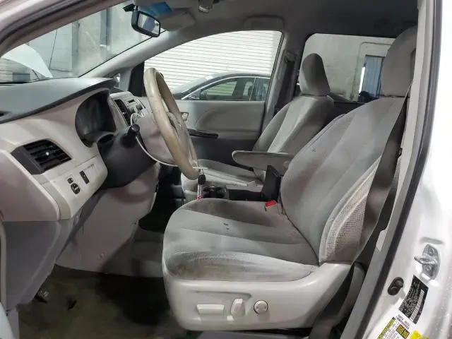 2014 TOYOTA SIENNA LE  
