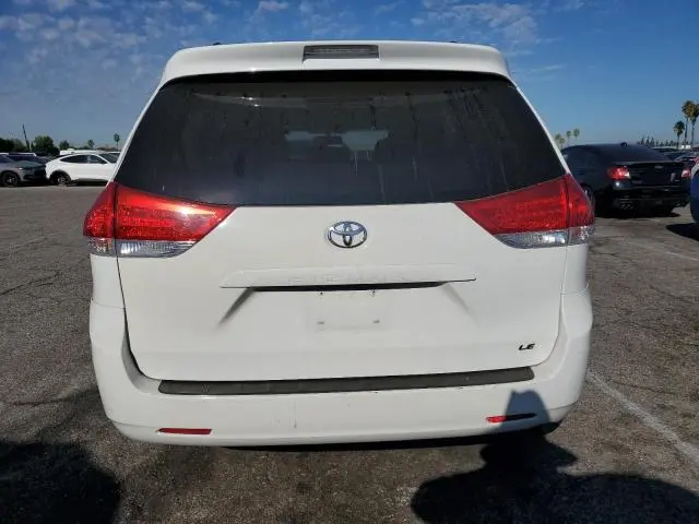 2014 TOYOTA SIENNA LE  