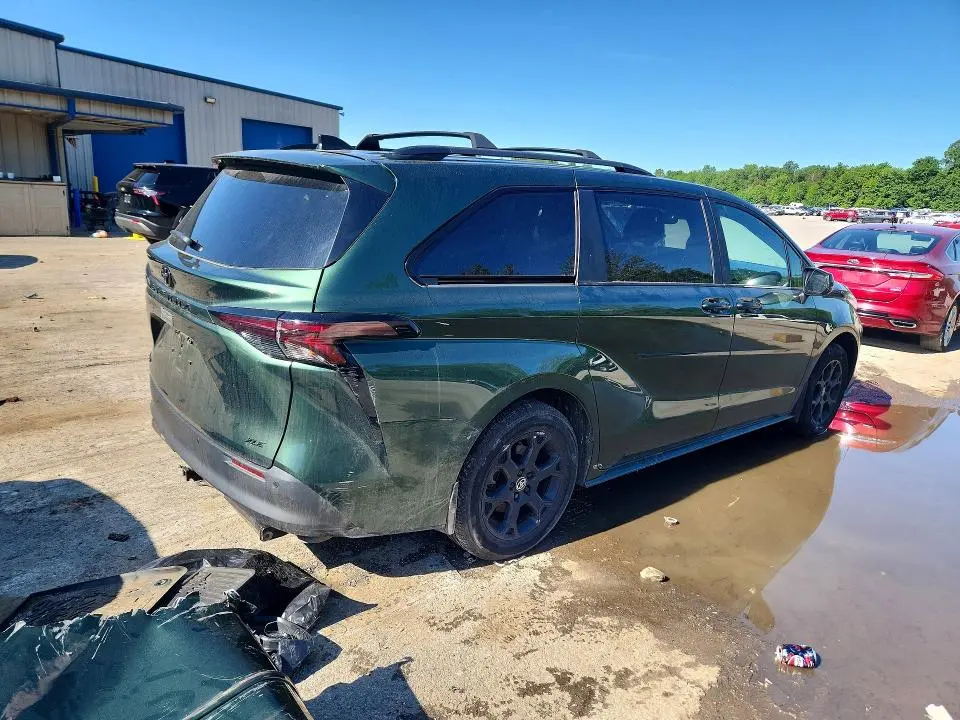2025 TOYOTA SIENNA WOODLAND EDITION  