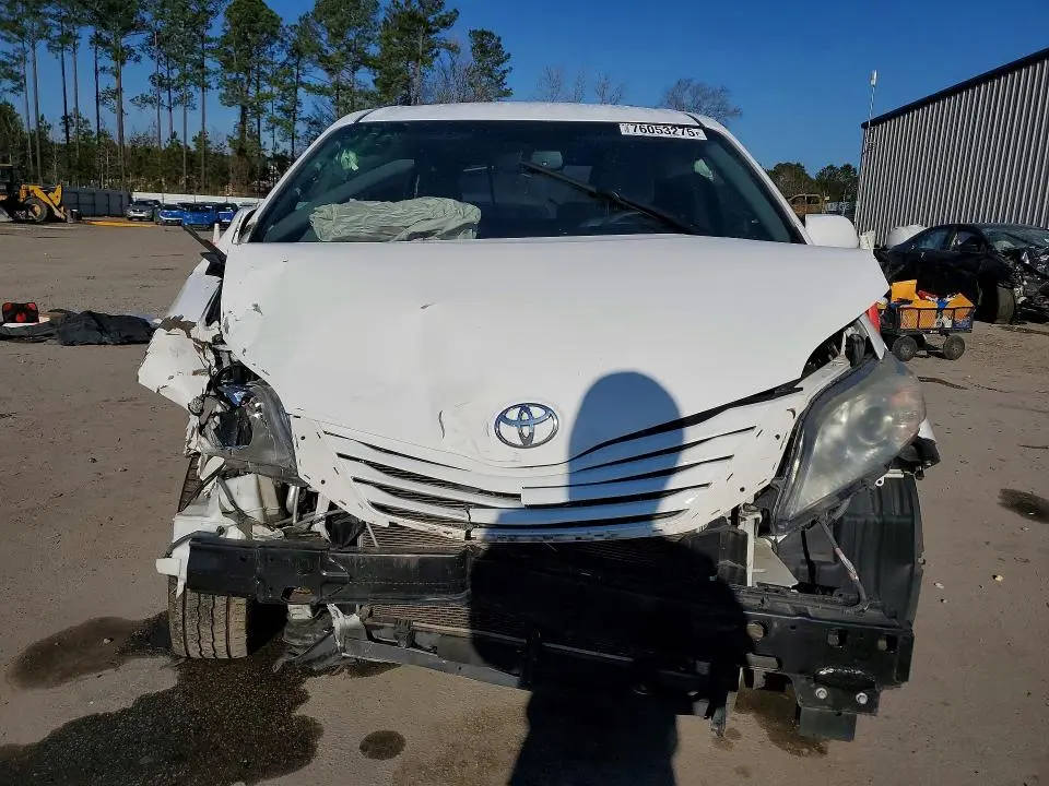 2016 TOYOTA SIENNA LE 8-PASSENGER  