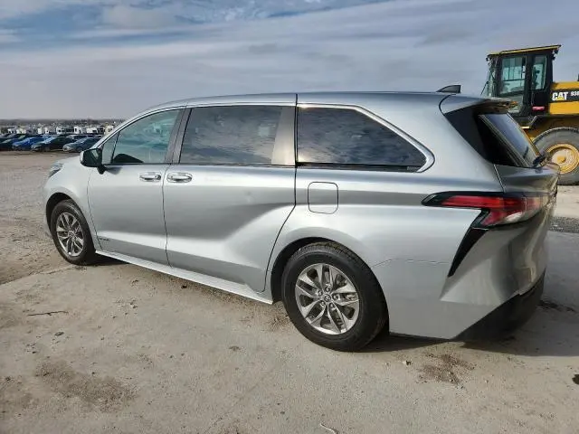 2021 TOYOTA SIENNA LE  