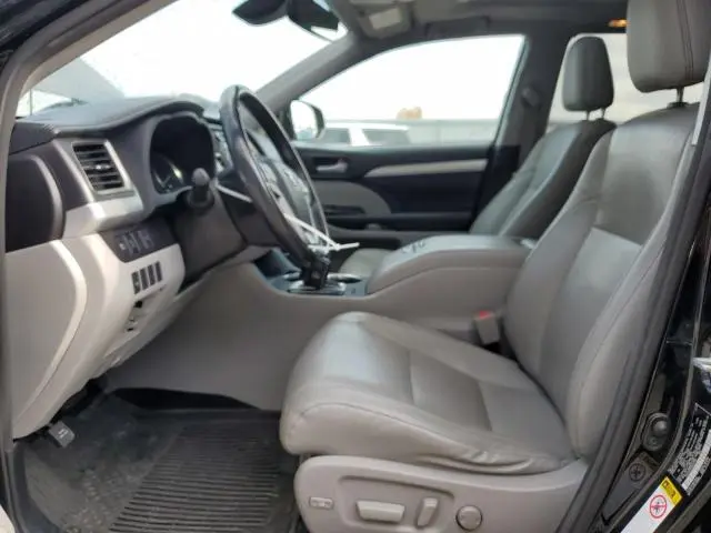 2017 TOYOTA HIGHLANDER SE  