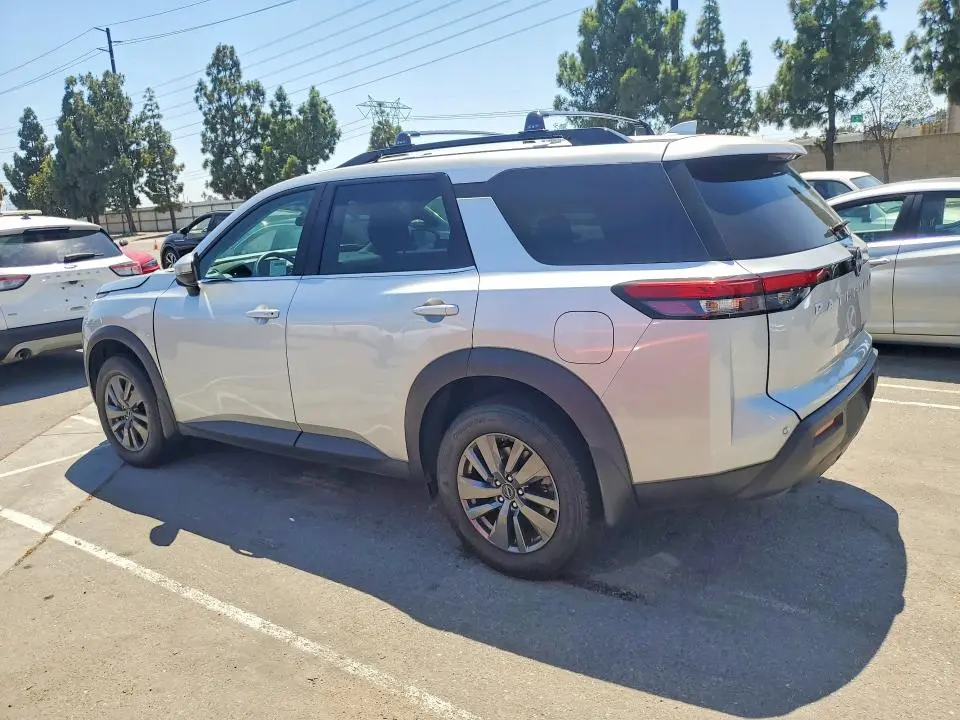 2025 NISSAN PATHFINDER SV  