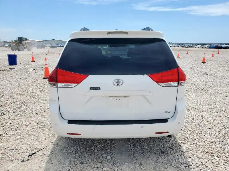 2013 TOYOTA SIENNA XLE  
