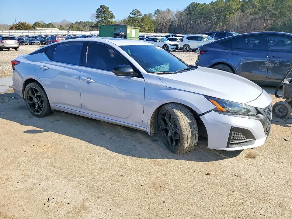 2024 NISSAN ALTIMA SR  