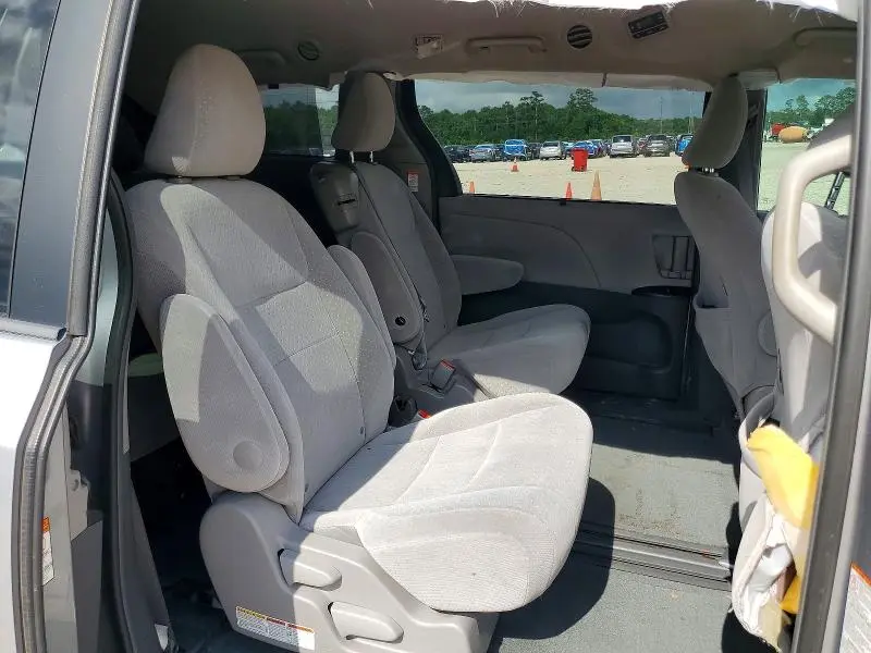 2017 TOYOTA SIENNA LE  