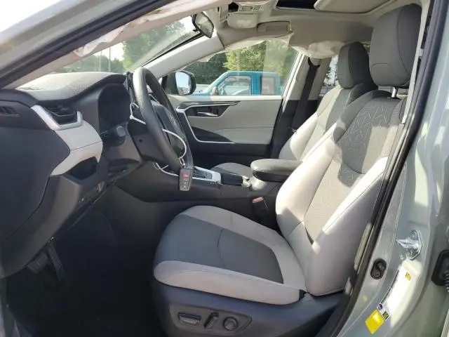 2021 TOYOTA RAV4 XLE  