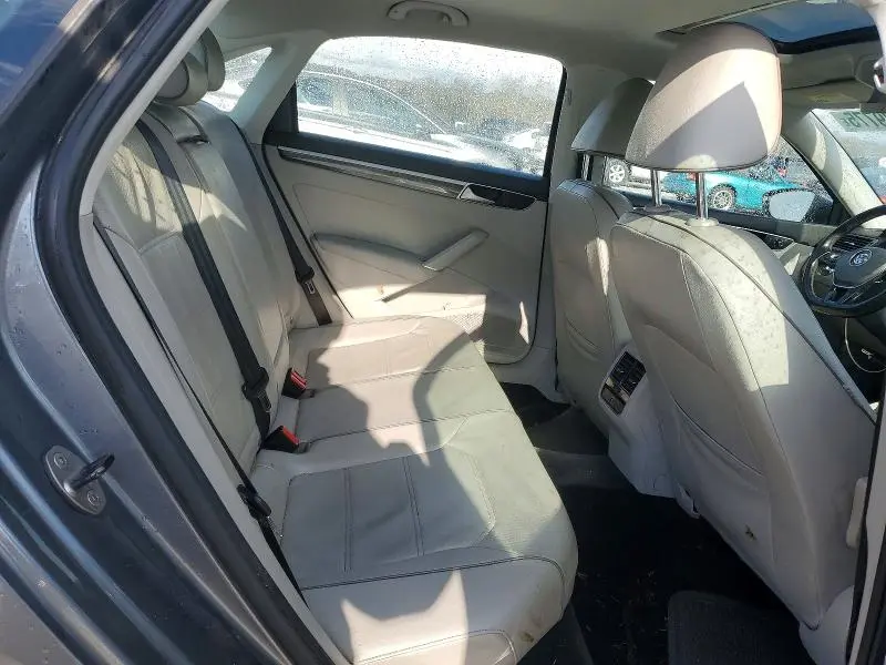 2016 VOLKSWAGEN PASSAT SE  