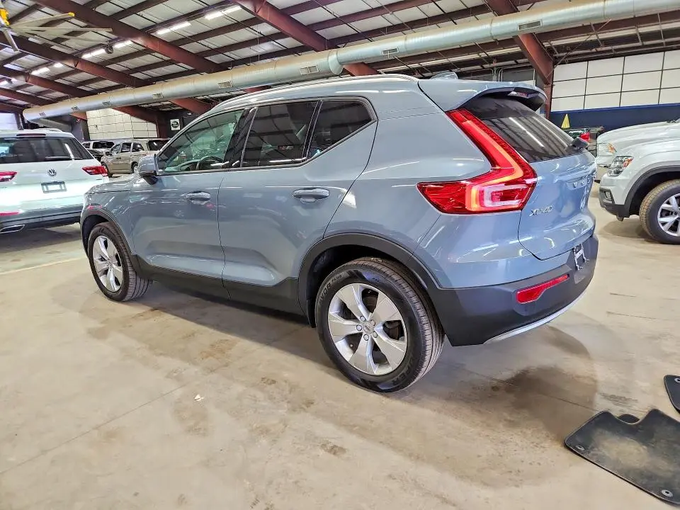2020 VOLVO XC40 T5 MOMENTUM  