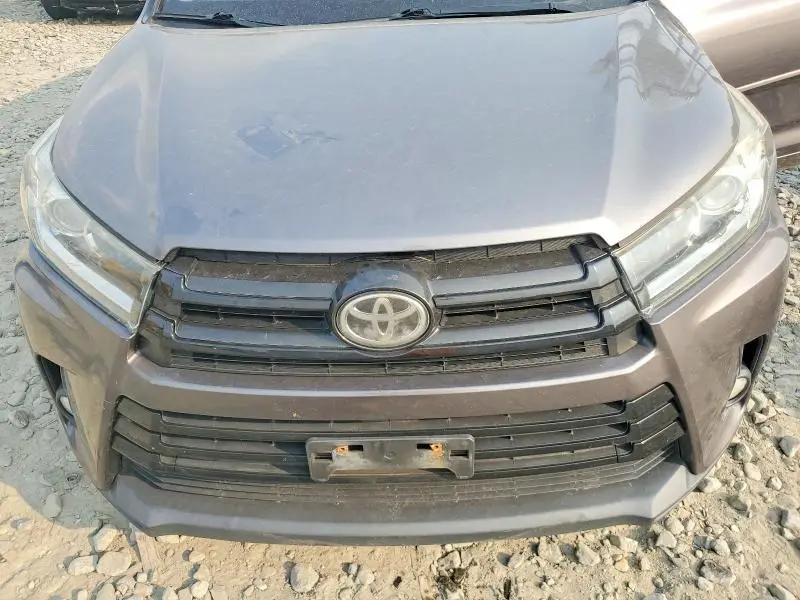2017 TOYOTA HIGHLANDER SE  