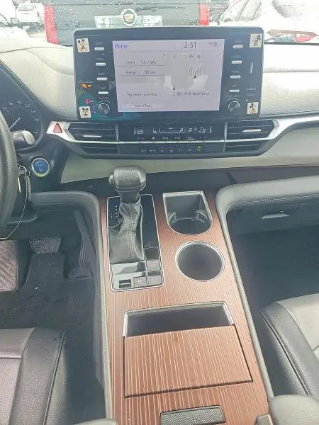 2023 TOYOTA SIENNA LE 8-PASSENGER  