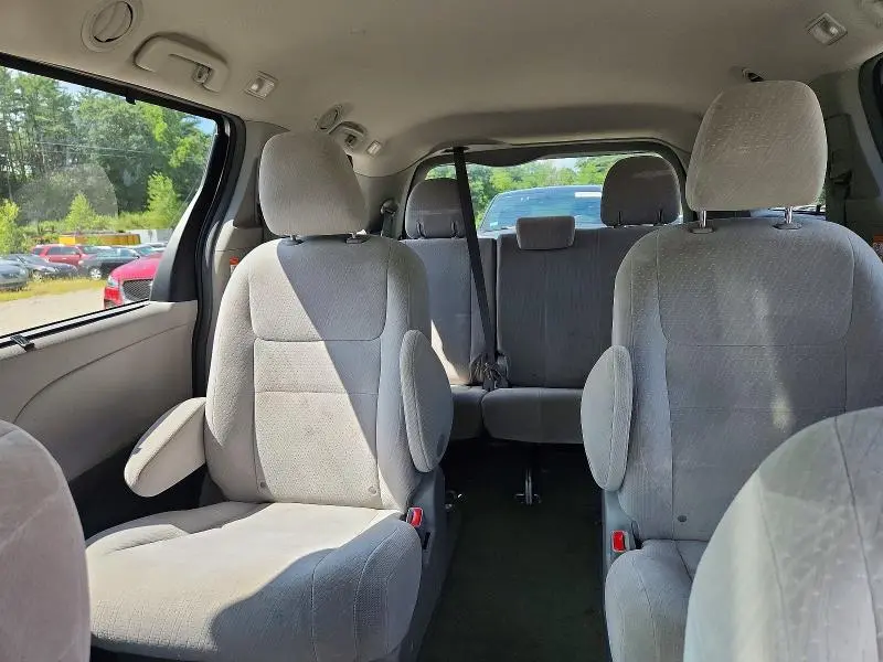 2017 TOYOTA SIENNA LE  