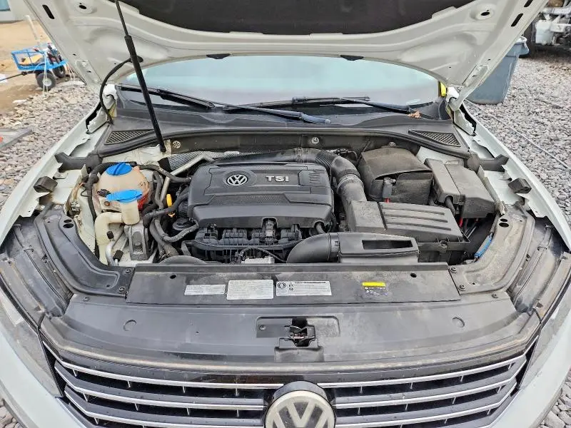 2016 VOLKSWAGEN PASSAT SE  