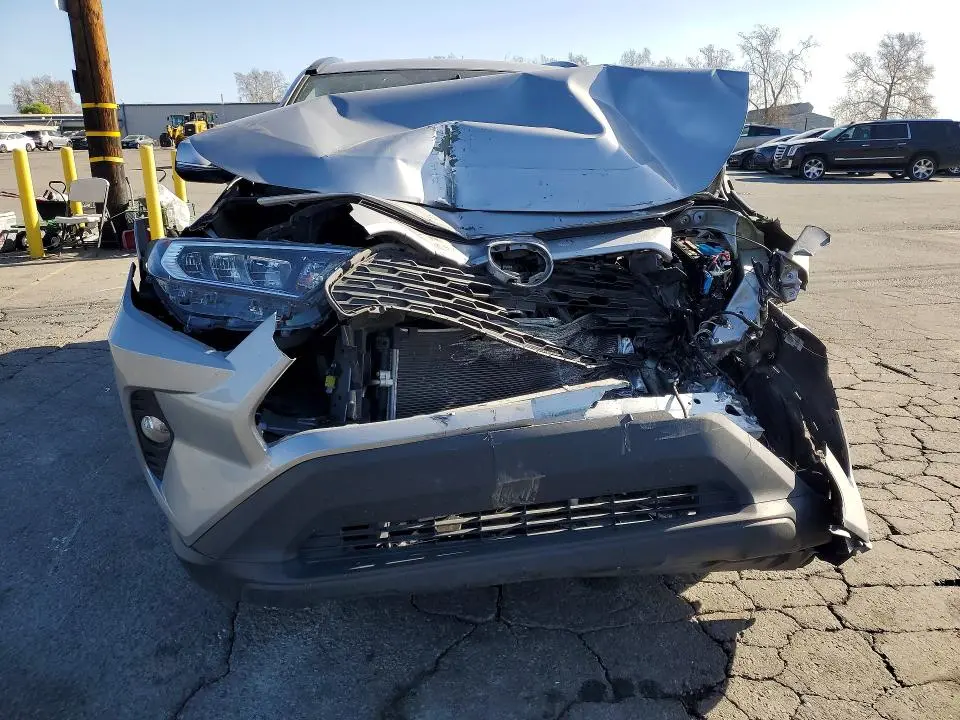 2021 TOYOTA RAV4 XLE  