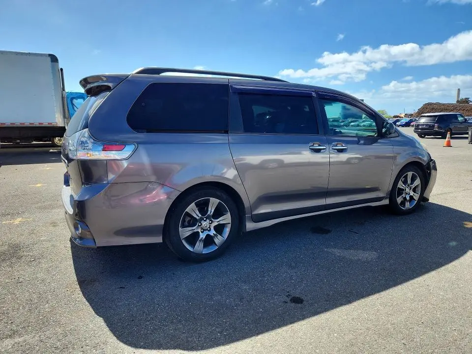 2016 TOYOTA SIENNA SE  