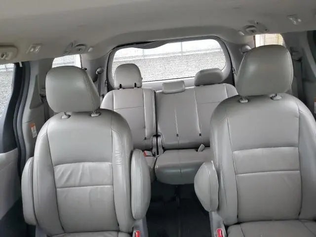 2017 TOYOTA SIENNA LE  