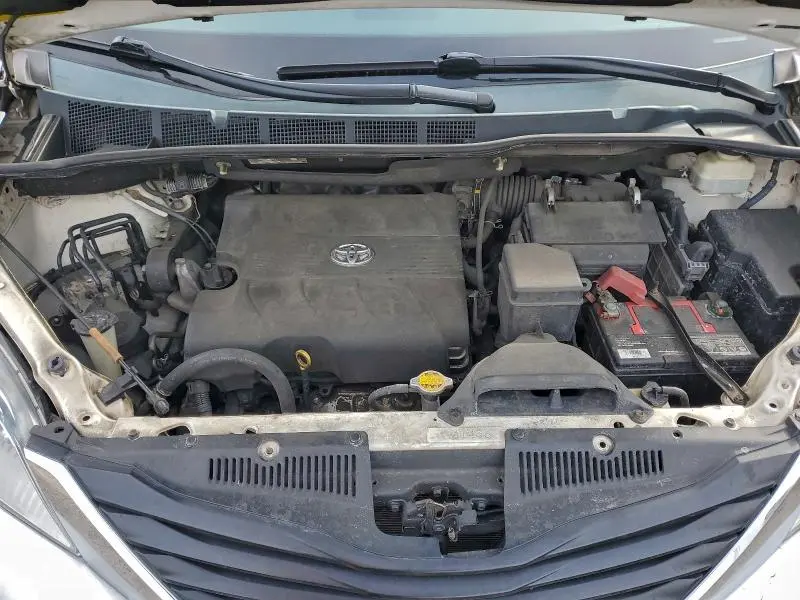 2013 TOYOTA SIENNA LE  