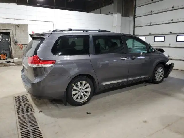 2013 TOYOTA SIENNA XLE  