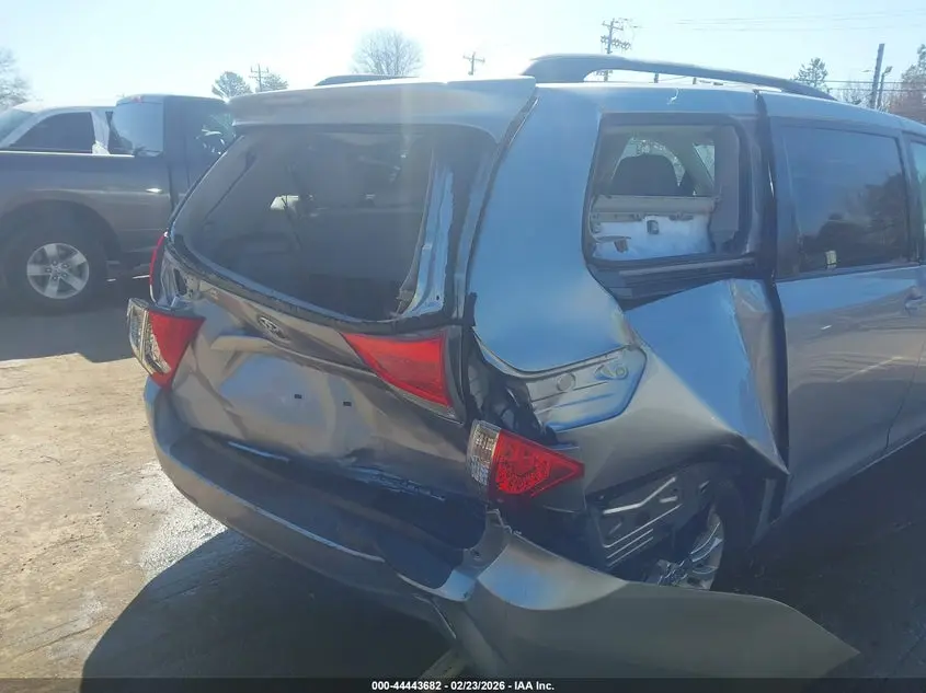 2013 TOYOTA SIENNA XLE V6 8 PASSENGER
