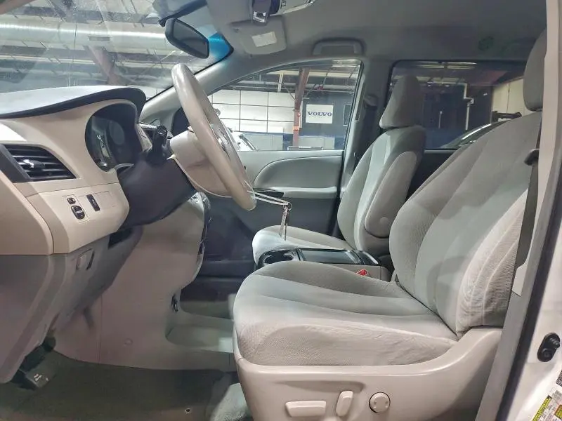 2014 TOYOTA SIENNA LE  