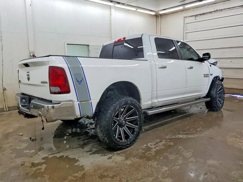 2016 RAM 1500 SLT  