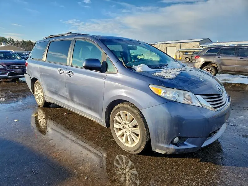 2015 TOYOTA SIENNA XLE  