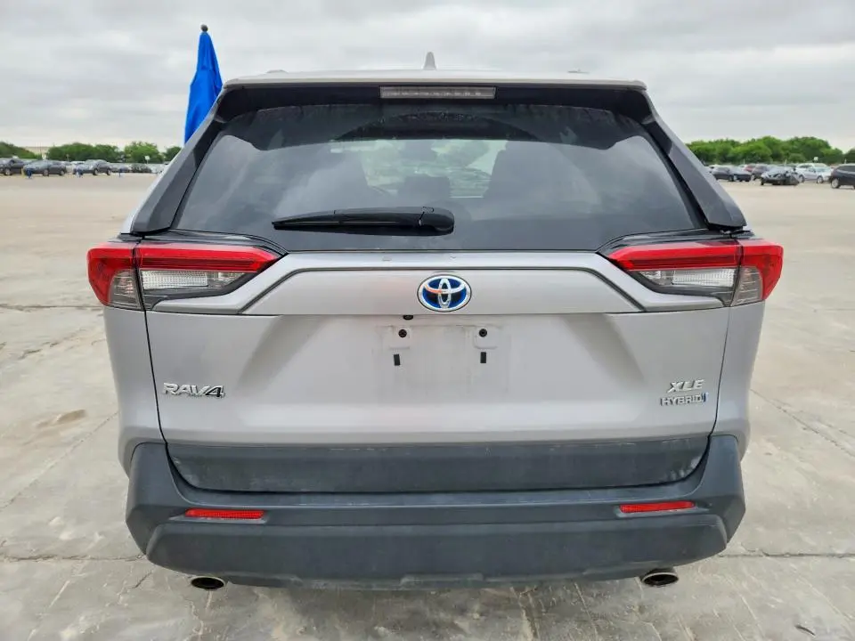 2022 TOYOTA RAV4 XLE  