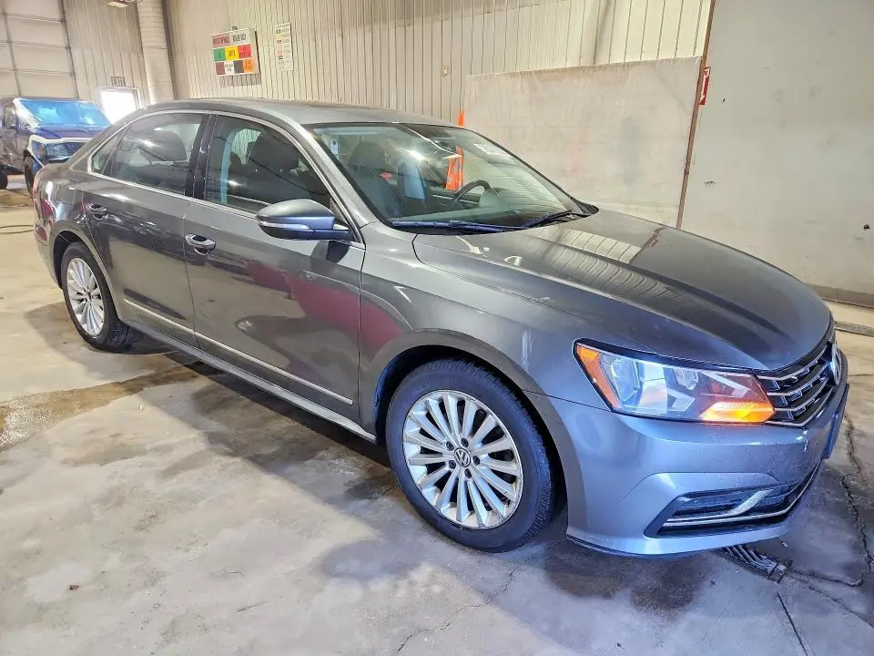 2016 VOLKSWAGEN PASSAT SE  