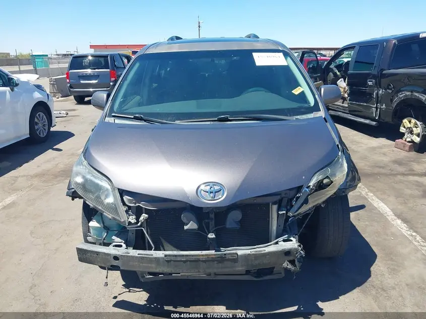 2014 TOYOTA SIENNA SE 8 PASSENGER