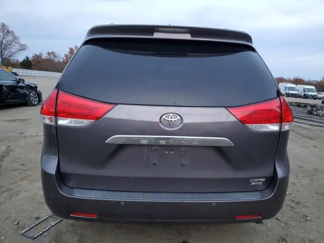 2013 TOYOTA SIENNA XLE  