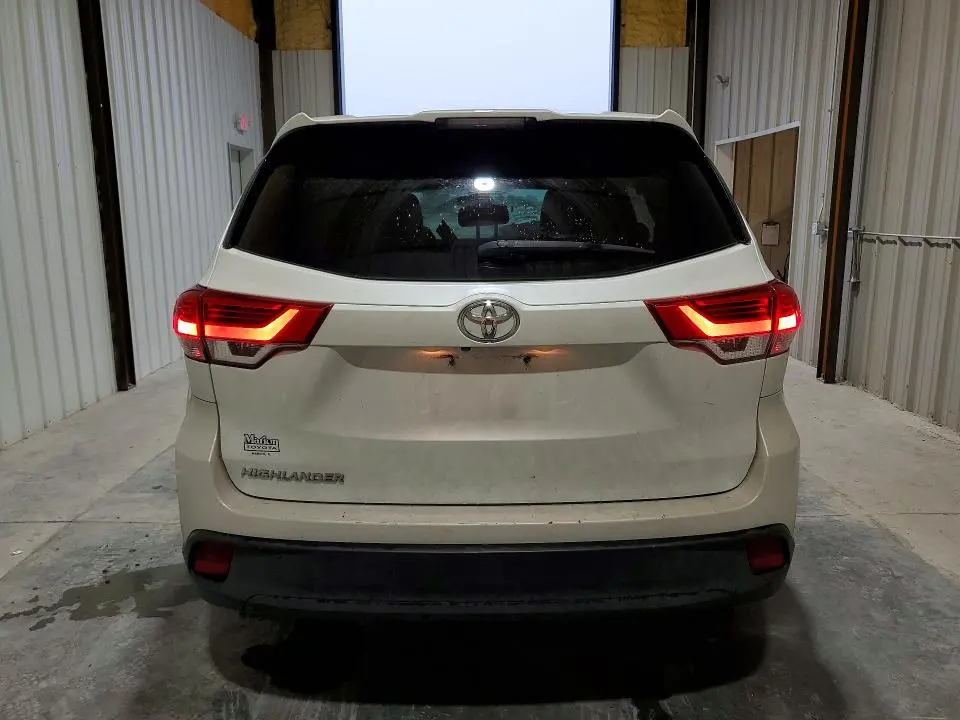 2017 TOYOTA HIGHLANDER LE  